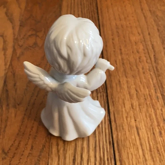 Ceramic angel with flute. - Picture 2 of 3